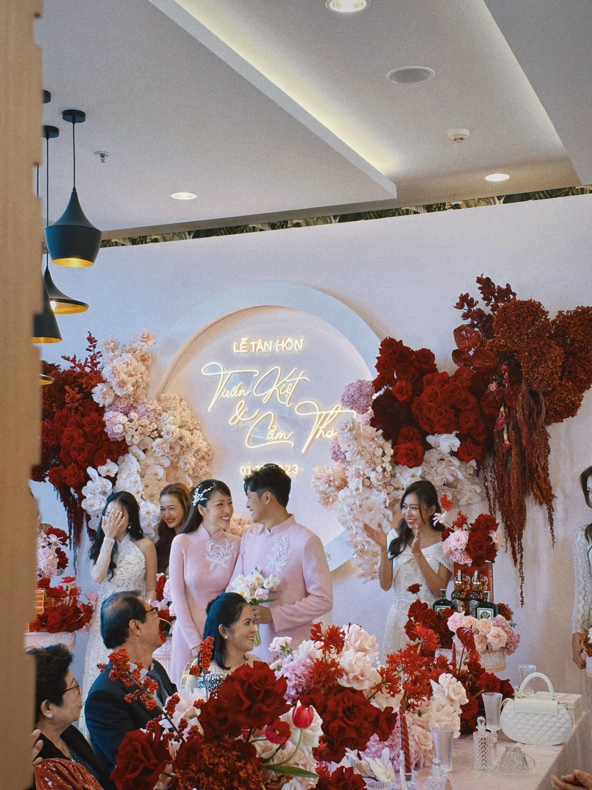Người dự lễ ăn hỏi của nhà gái và nhà trai