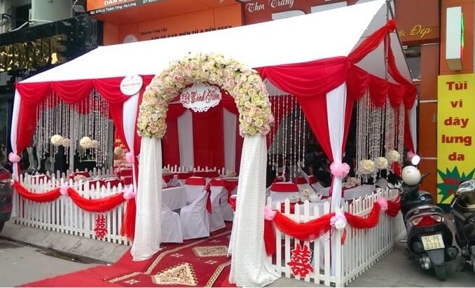 hình ảnh nhà rạp kèm cổng hoa cưới điểm vàng
