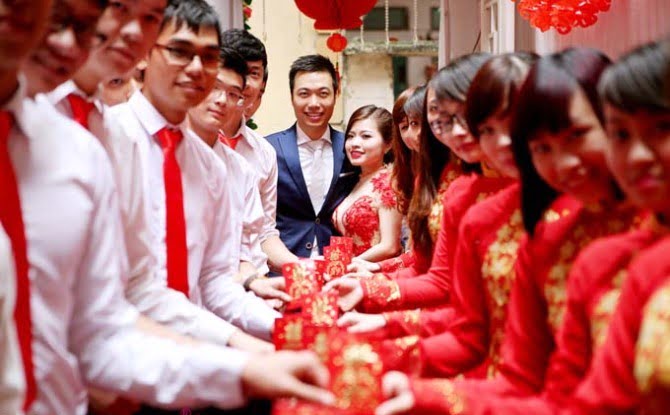 Trao lễ vật lễ ăn hỏi