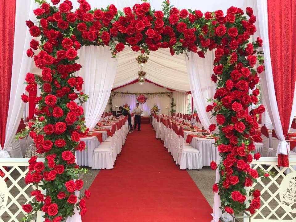 hình ảnh Cổng hoa cưới đẹp màu đỏ