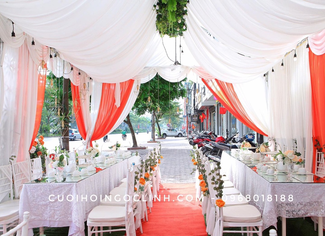 Mẫu rạp tông Cam đậm với dải lụa thả trần