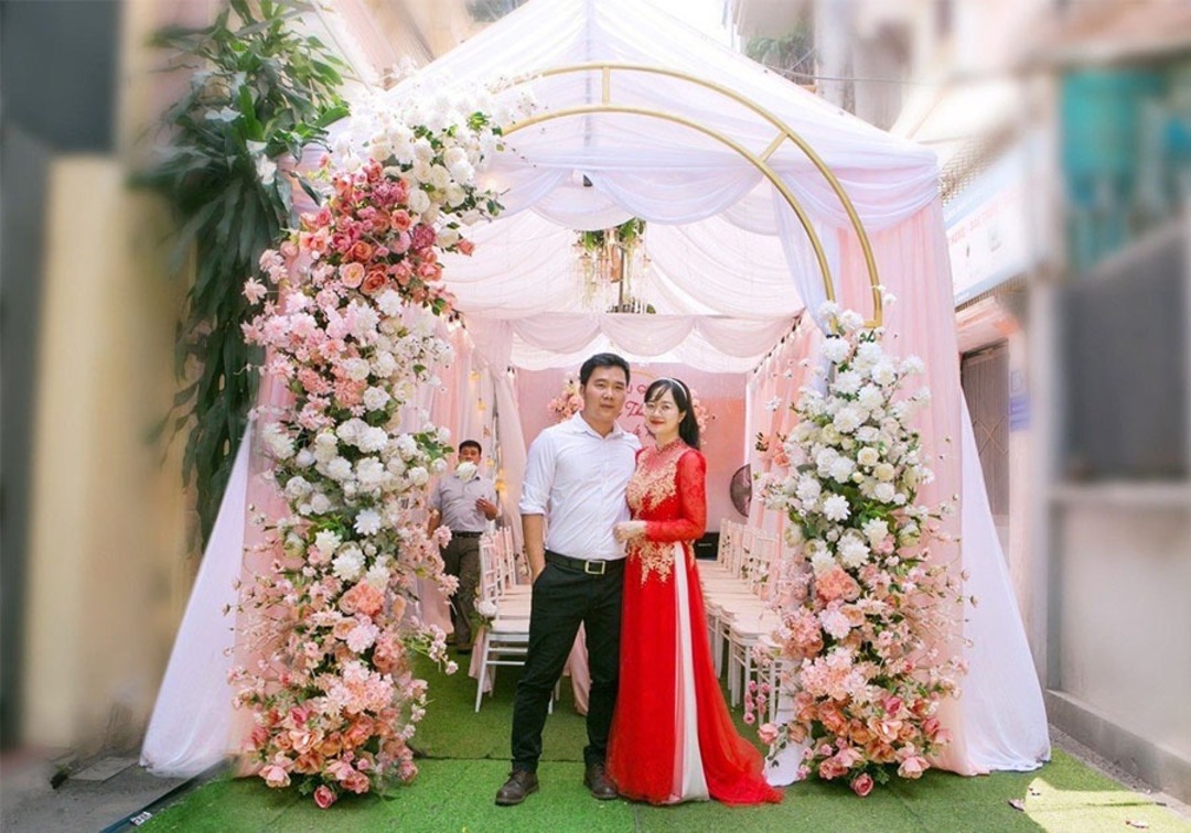 Mẫu rạp tông Hồng với cổng hoa full vòm