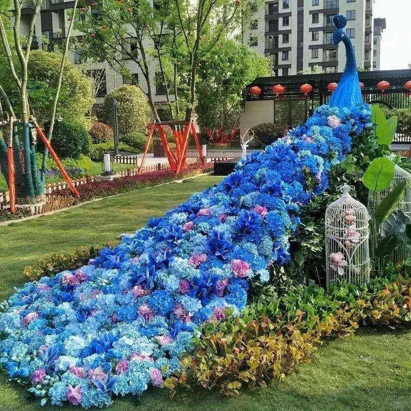 Đây là ý tưởng tuyệt vời cho tiệc cưới ngoài trời, tận dụng thảm cỏ xanh mướt làm nền.