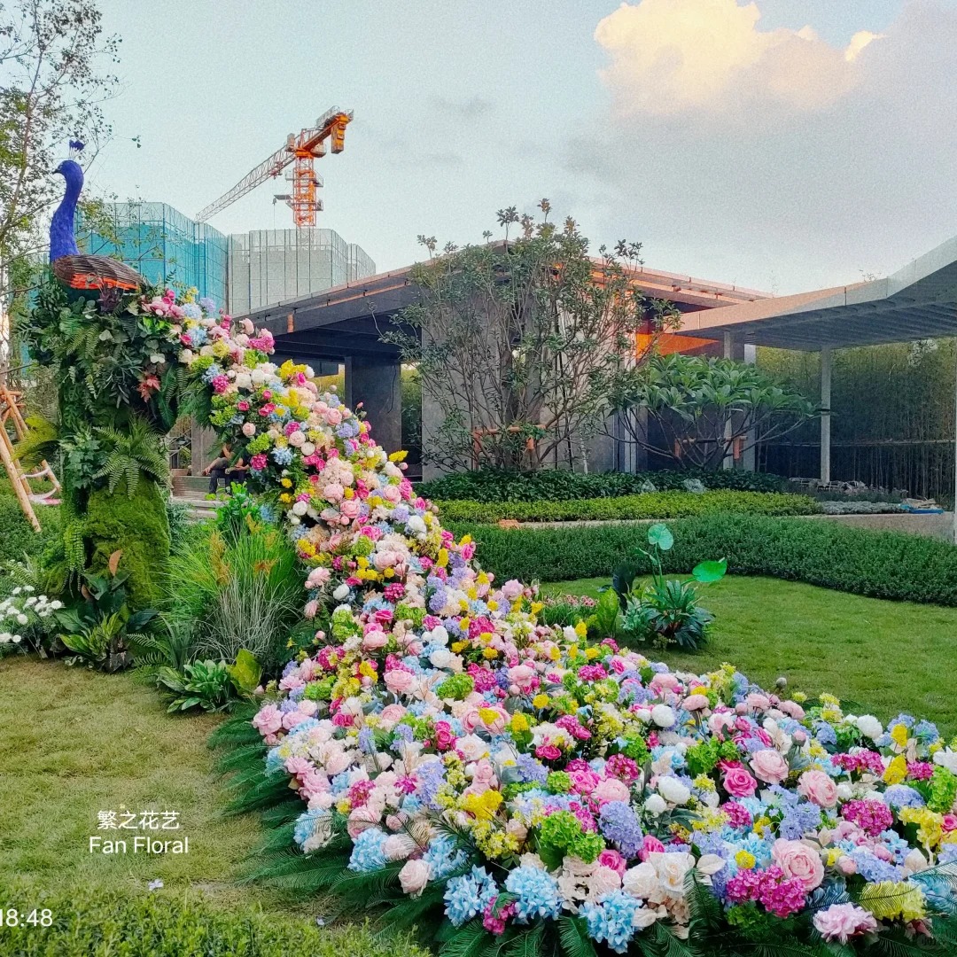 Dòng suối hoa này uốn lượn mềm mại trên thảm cỏ, tạo nên một đường dẫn thị giác tuyệt đẹp.