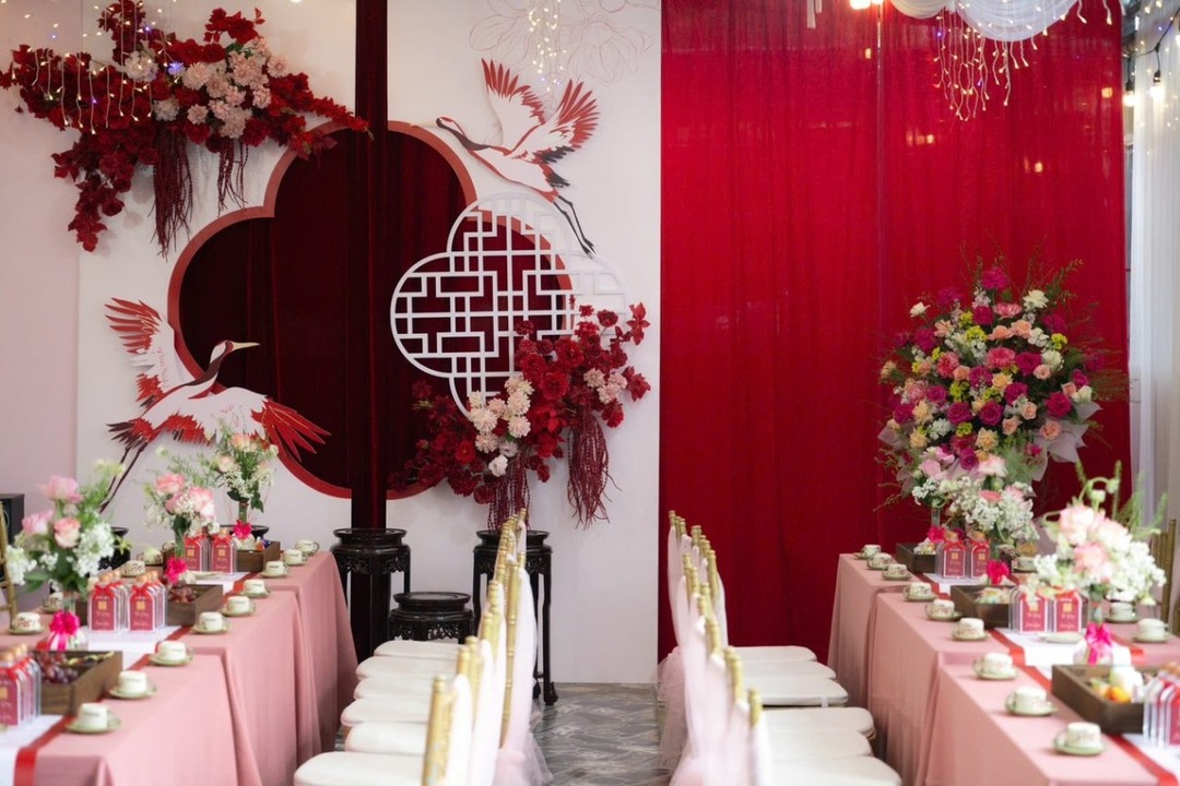 Cẩm Nang Trang Trí Lễ Ăn Hỏi: Xu Hướng, Kinh Nghiệm, Bí Mật Để Tiết Kiệm Chi Phí 7 Trang trí bàn ghế và không gian tiếp khách