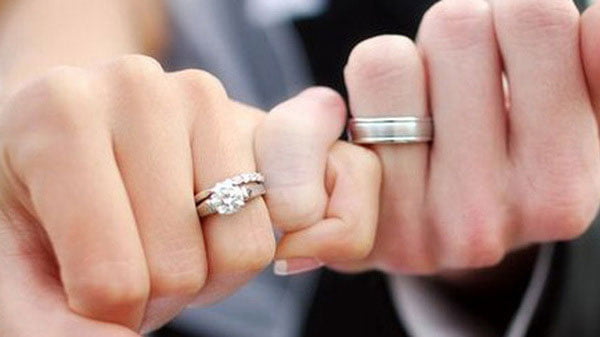 Con trai, con gái đeo nhẫn cưới tay nào? Ý nghĩa khi đeo
