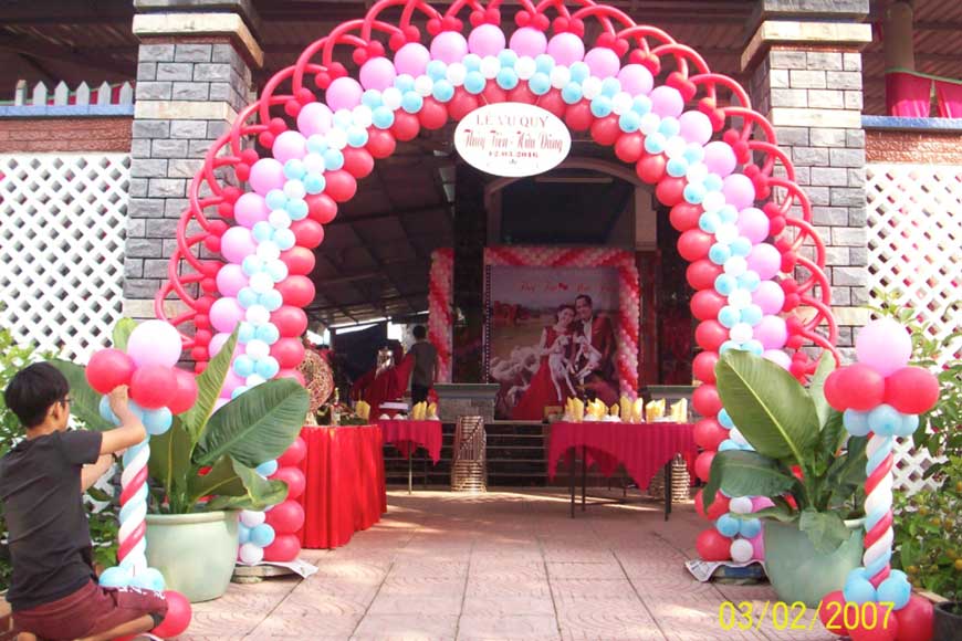 cong hoa cuoi lam bang bong bay