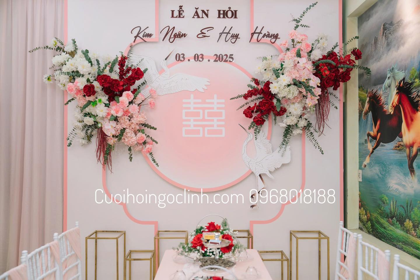 hình ảnh View ngang toàn bộ không gian bàn tiệc cưới và backdrop – phù hợp tiệc trong nhà.