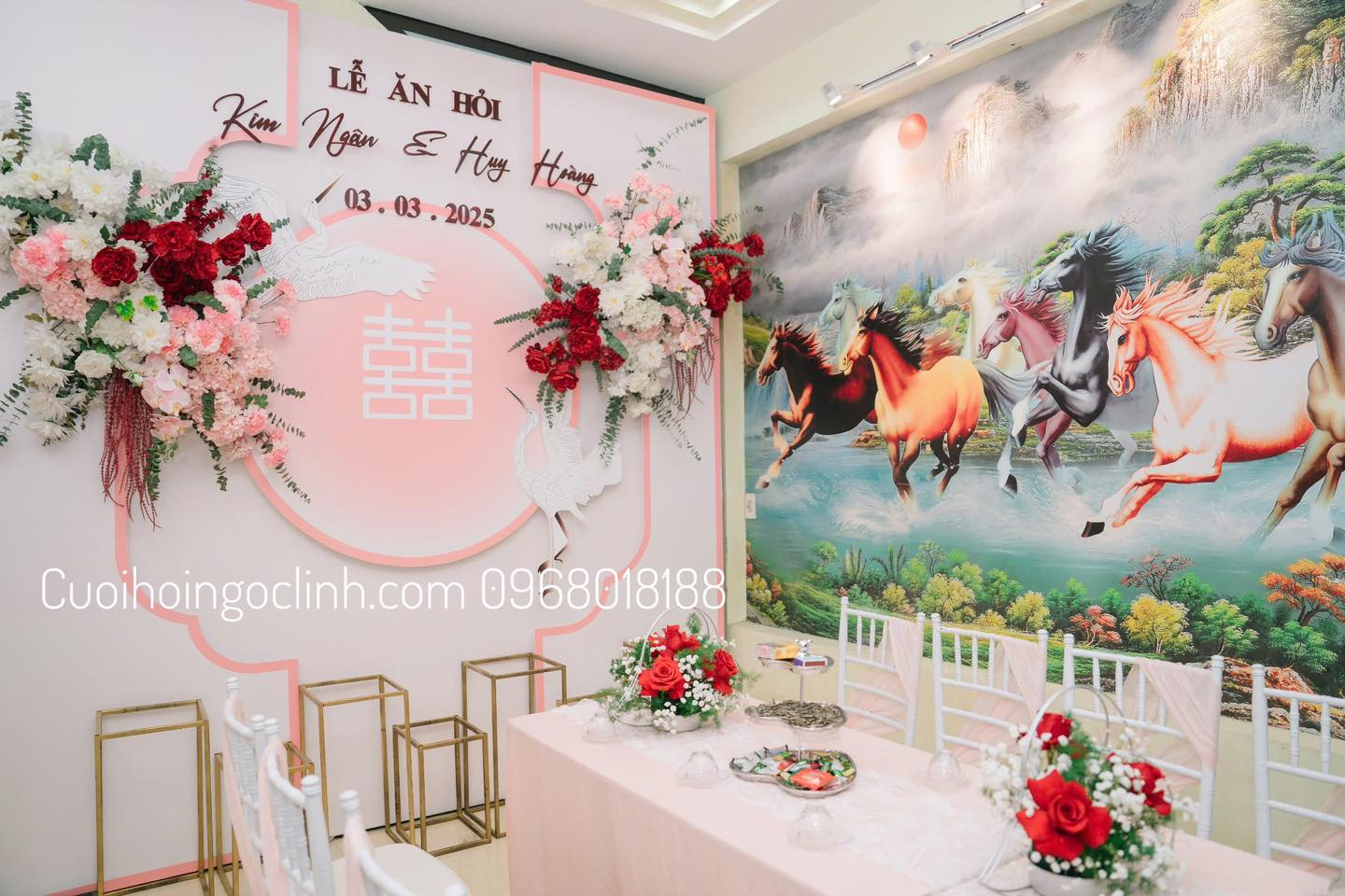hình ảnh Biển “Nhà có hỷ” tone trắng hồng, trang trí hoa đỏ trắng nổi bật – đặt tại lối vào lễ cưới.
