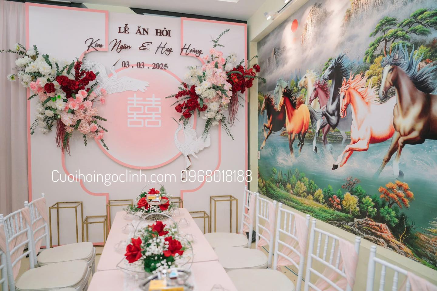 hình ảnh Cận cảnh backdrop lễ ăn hỏi ngày 03/03/2025, tone hồng pastel nhẹ nhàng, điểm họa tiết chim hạc.