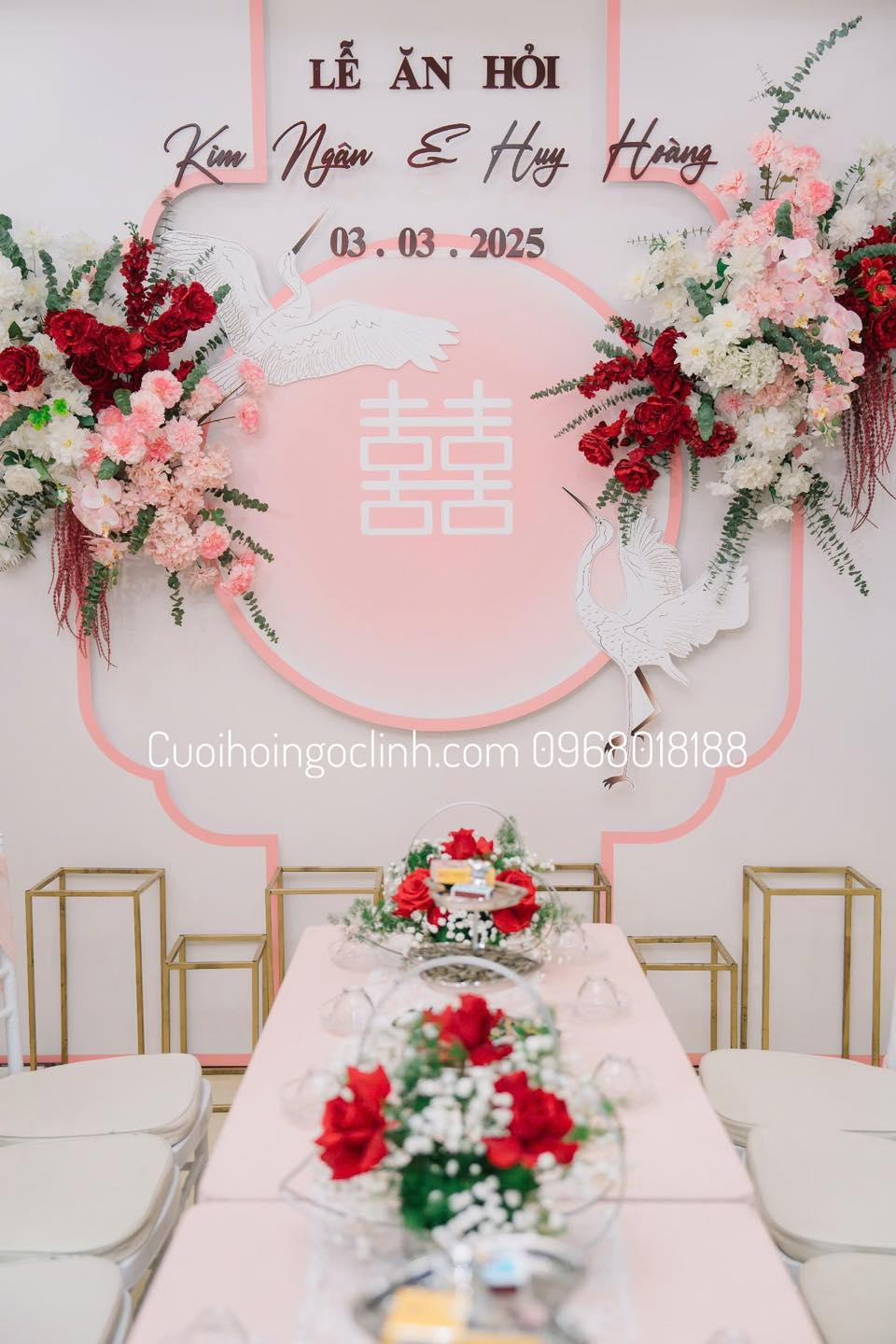 hình ảnh Full layout phông hồng pastel phối hoa hai bên, chữ hỷ trắng giữa nền – cân đối & thẩm mỹ.