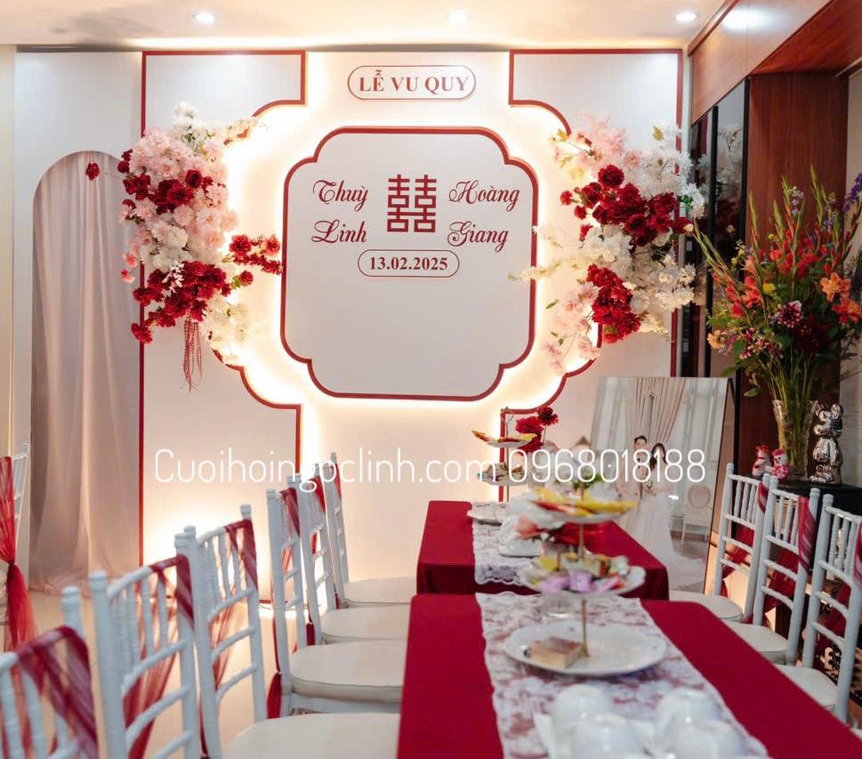 hình ảnh Phông cưới tone trắng đỏ truyền thống, trang trí hoa lụa đỏ trắng kết hợp ánh sáng led dịu nhẹ, phù hợp cho lễ vu quy tại gia.
