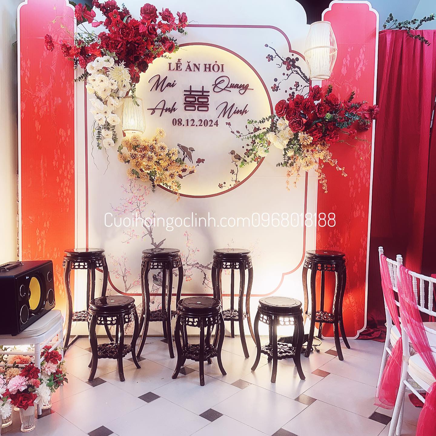hình ảnh Phông cưới tròn trang trí hoa lan đỏ vàng nổi bật, kết hợp đèn lồng tre truyền thống, mang phong cách cổ điển Á Đông.