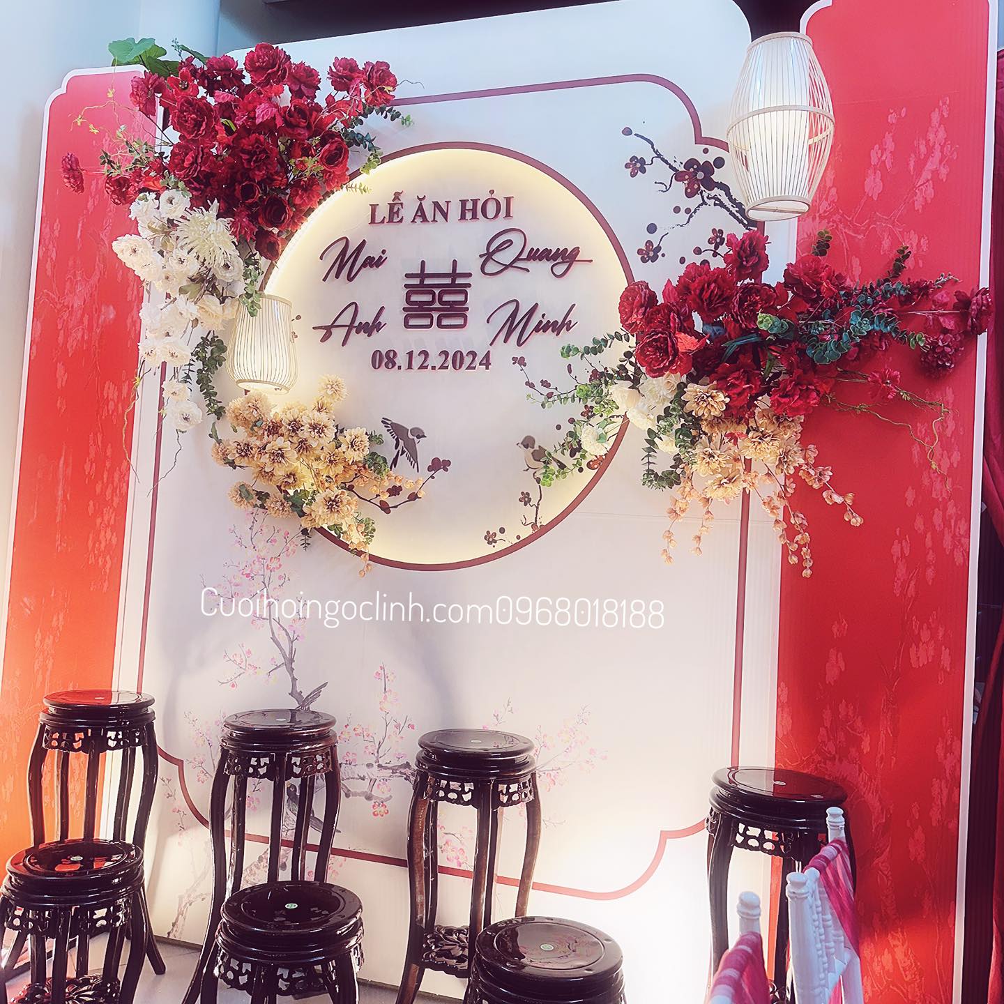 hình ảnh Phông cưới tone trắng đỏ truyền thống, trang trí hoa lụa đỏ trắng kết hợp ánh sáng led dịu nhẹ, phù hợp cho lễ vu quy tại gia.