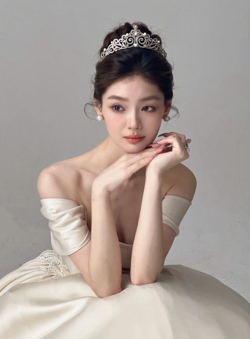 Tóc cô dâu cài vương miện