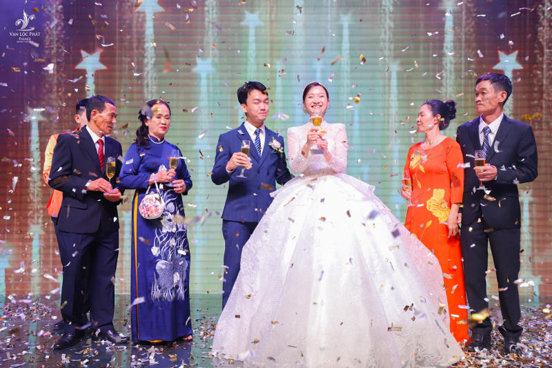 MC đám cưới mời gia đình phát biểu